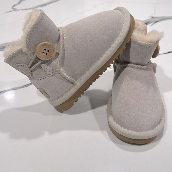 Ugg - Picture 3 of 4